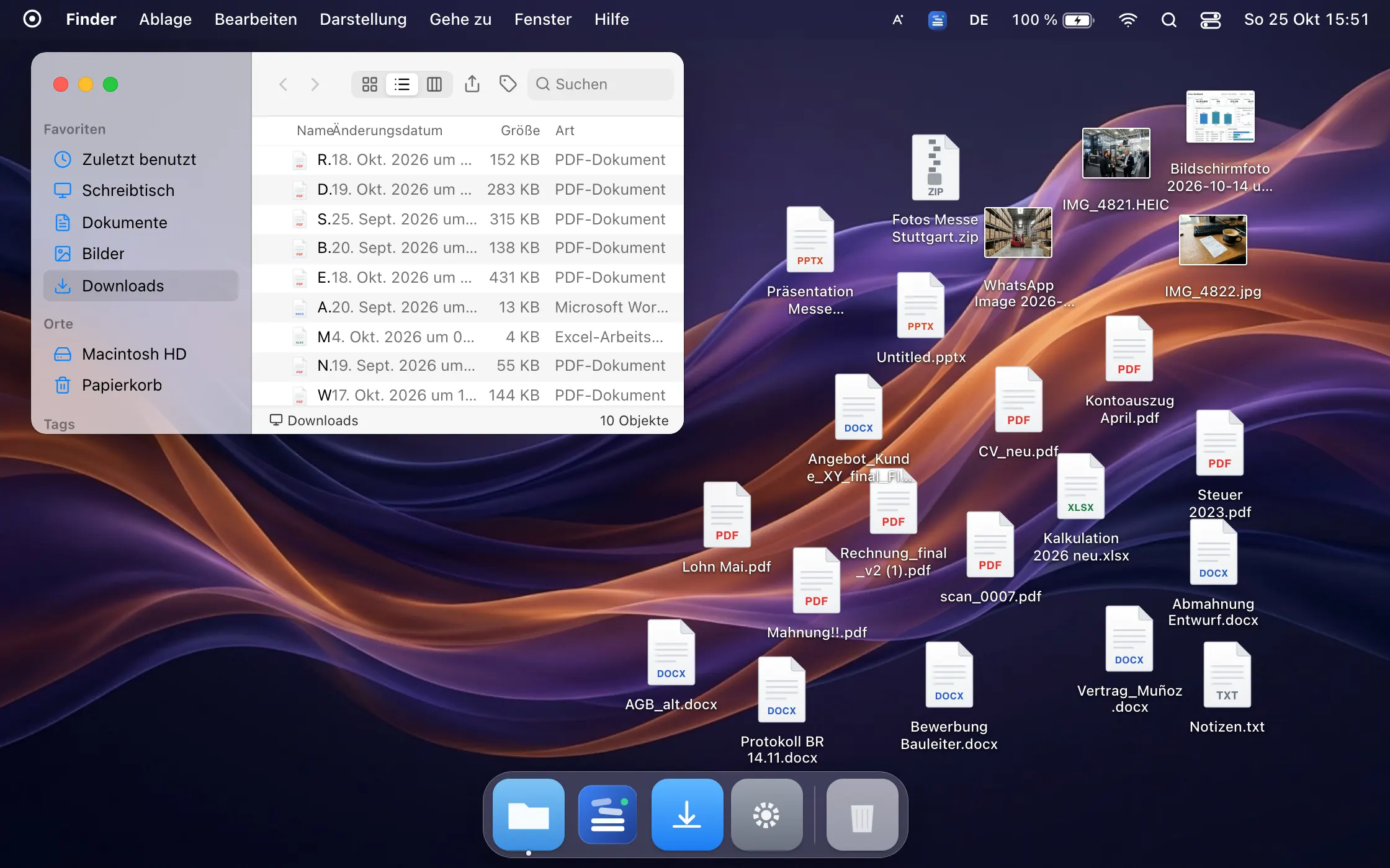 Vorschau der Demo im macOS-Stil: ein Ordner Downloads mit ungeordneten Dateien und ein voller Schreibtisch.