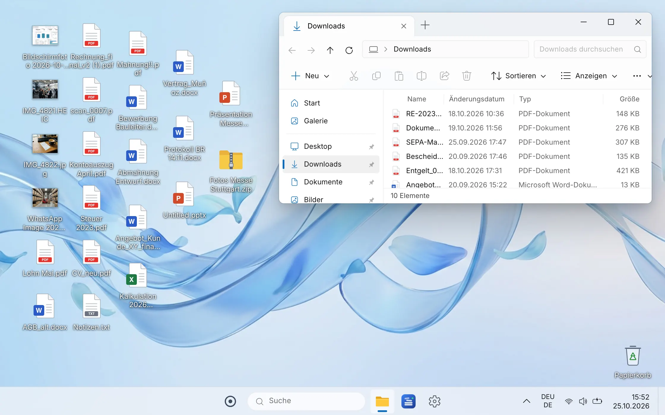 Vorschau der Demo im Windows-Stil: ein Explorer-Fenster mit dem Ordner Downloads und ungeordneten Dateien auf dem Desktop.